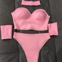 Lower Waist And Show Buttocks